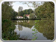 Blick ber den Teich auf das Ritterlager.