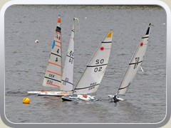 15.10.: Teilweise dichtes Gedrnge gab es an den Wendemarken. Weitere Fotos im Segelregatta-Ordner vom 15.10.</a