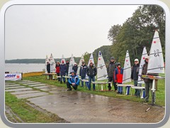 15.10.: Gruppenfoto der Regatta-Teilnehmer. Weitere Fotos im Segelregatta-Ordner vom 15.10.</a