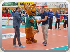 29.10.: zum 1. Heimspiel der Netzhoppers wurde Olympiasieger im Rudern Hans Gruhne herzlich begrt. Weitere Fotos im Volleyball-Ordner vom 29.10.</a