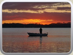 28.11.: Ein Angler nach Sonnenuntergang auf dem Ptzer Vordersee. Weitere Fotos im Vorweihnachts-Ordner vom 28.11.</a