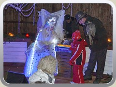 4.12.: Die Kinder konnten jetzt unbesorgt ihre Wunschzettel in die Zaubertruhe der Schneeknigin legen. Weitere Fotos im Kinderweihnacht-Ordner vom 4.12.</a