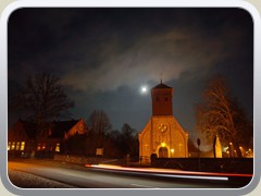 14.12.: Der Super-Mond neben der Dorfkirche.