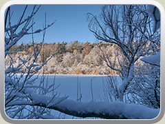 16.1.: Blick auf den zugefrorenen See im Sutschketal. Weitere Fotos im Winter-Ordner vom 16.1.</a