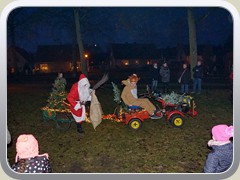 Der Weihnachtsmann trifft mit seinem Ersatzschlitten ein.