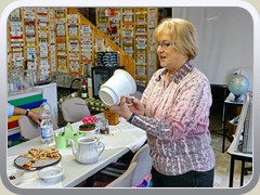 10.3.: Sabine Krenz prsentierte eine Auswahl besonderer Kaffeekannen.