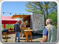 6.5.: Letzte Station war der Weinhang. Am oberen Ende hatte die Strauwirtschaft geffnet.