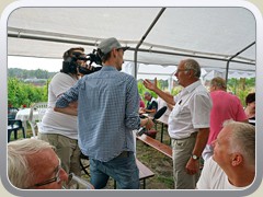 Der Chef des Weinbau-Vereins wird von KW-TV interviewt.