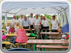 10.6.: Der harte Kern des Mnnergesangvereins schmettert trotz Regen und Donner frhliche Lieder.