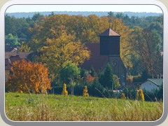 Blick vom Mhlenberg auf die Dorfkirche.