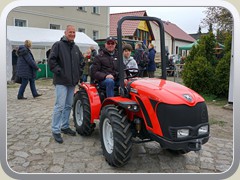 Der neue Traktor des Weinbauvereins.