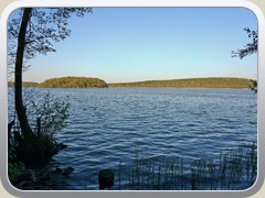 Blick ber den Hintersee auf die Insel 'Groer Horst' und die Ptzer Berge.