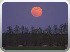 Der rtlich gefrbte Vollmond erschien ber dem Ptzer Plan.