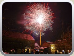 Nach Mitternacht startete ein Feuerwerk an der Dorfaue.