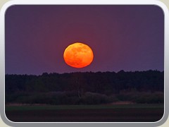 Anfangs umgab ein diffuses rtliches Leuchten den Mond.