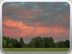 Vor Sonnenaufgang angestrahlte Wolken im Westen