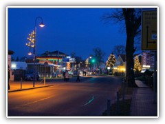 Weihnachtlich geschmckte Hauptstrae.