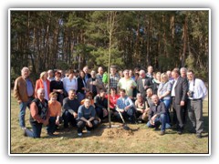 Gruppenfoto vor dem eingepflanzten Partnerschaftsbaum.