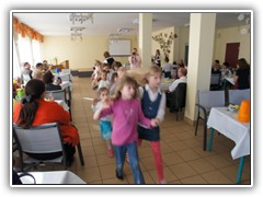 Nach Klngen der Annemarie-Polka tanzten die Kinder durch den Saal.