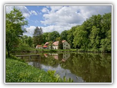 Blick ber den Teich auf das Forsthaus und die Ferienwohnungen.