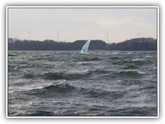 8.4.: Auch Surfer nutzten dieses strmische Wetter. Mit hoher Geschwindigkeit wurden die Wellen durchpflgt.