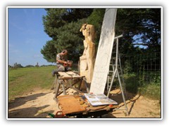 1.9.: Olaf Vietzke mit der Kettens�ge bei der Arbeit.