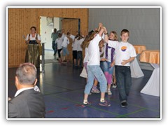 Um 18 Uhr begann die Jubilumsveranstaltung in der Landkost-Arena. Eine Tanzgruppe der Grundschule erffnete den Abend.