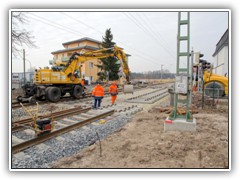 16.2.: Die neuen Gleise werden am Bahnbergang gelegt