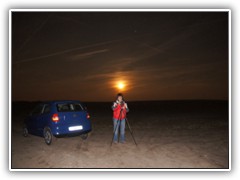 21.3.: Dagmar Jaschen hatte die gleiche Idee. Also fotografierten wir gemeinsam den 'Super-Mond', dessen Gre heute aber schon betrchtlich abgenommen hatte. Trotzdem war es ein tolles Erlebnis!