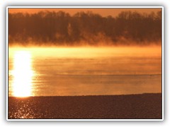 3.12.: Die Nebelschwaden zogen langsam ber das Wasser