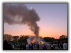 Die Flugzeuge hinterlieen ihre Spuren ber dem Feuer.