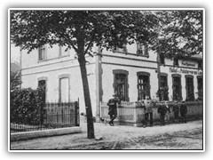 So sah das Gebude vor 101 Jahren aus: Bau- und Mbeltischlerei Hummel 1910.